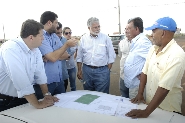 Prefeito Anderson Adauto e o secretário Rodrigo Mateus visitaram a obra do campo de futebol do Copacabana. Foto: Francis do Prado